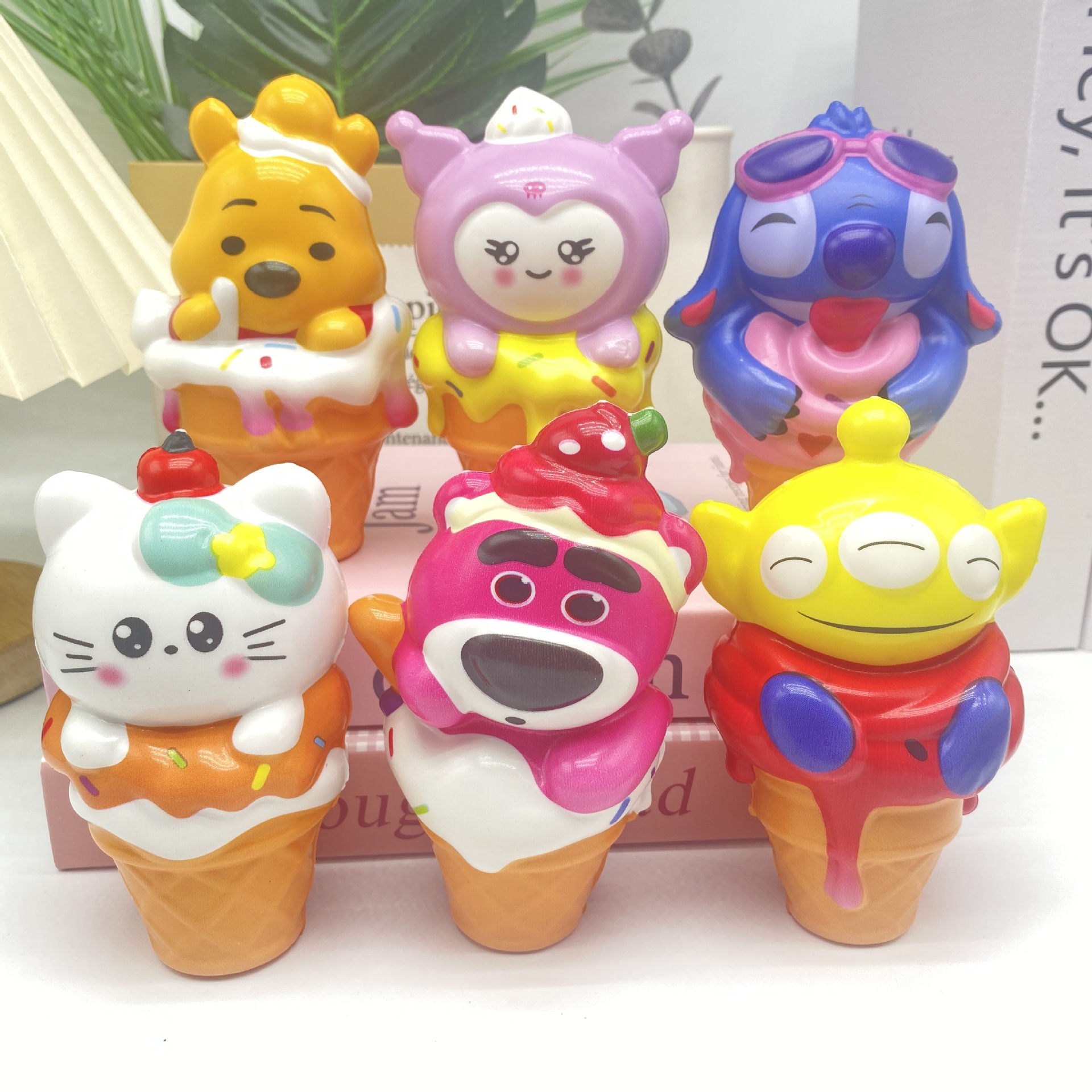 Jugues de helado pellizco Levinia Strawberry Bear Star Karby creativo muñeca de dulces adornos hechos a mano tres ojos