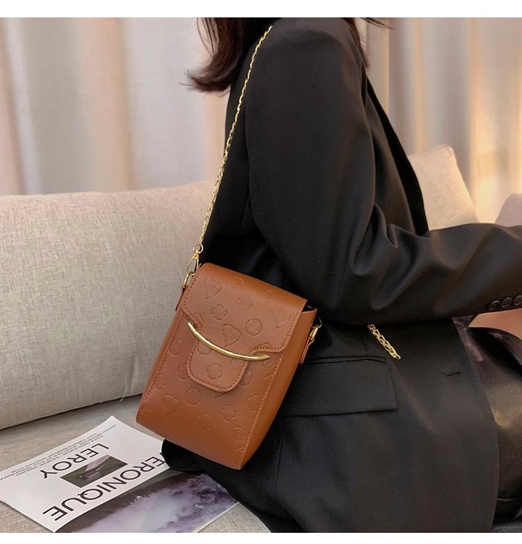 Autumn 2021 New Fashion Chain Messenger Mobile Phone Bag display picture 1