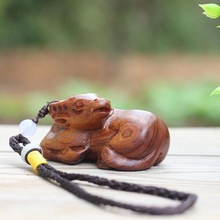 手工精雕老挝木雕牛手把件扭转乾坤实木工艺品把玩小件