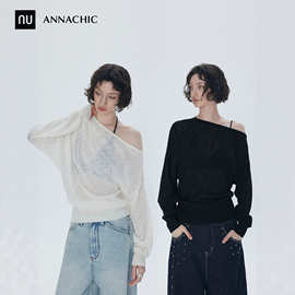 ANNACHIC夏日慵懒_轻薄透视斜肩一字领针织罩衫_时髦宽松露肩上衣