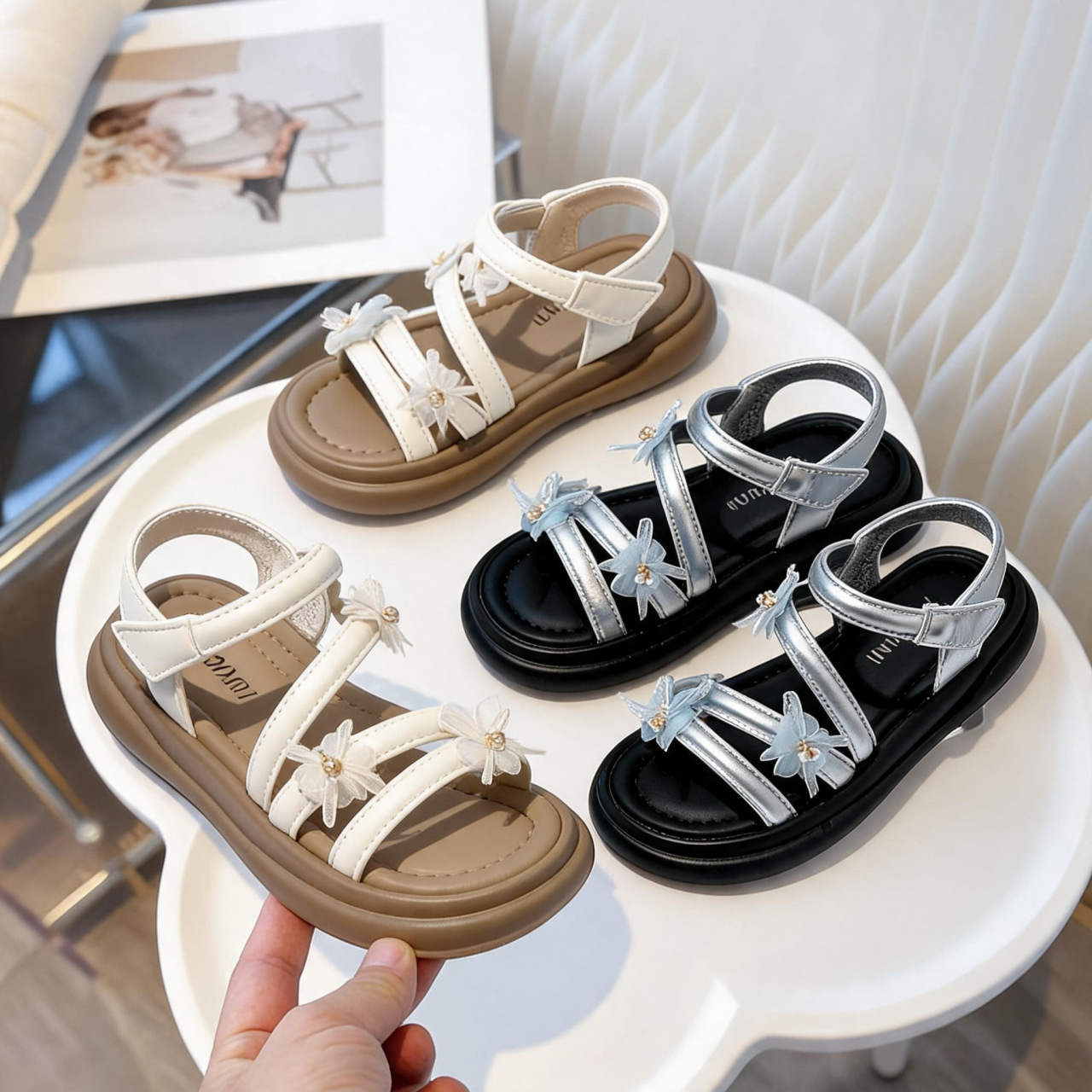 Zapatos casuales de moda de niñas versátiles 2026 verano nuevos niños huecos zapatos de princesa de dedo abierto zapatos de encaje de flores