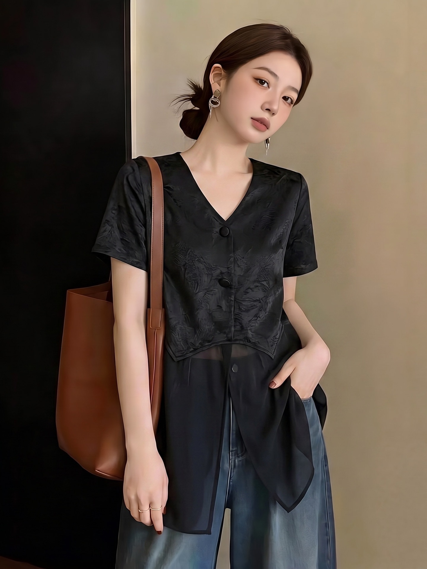 Áo sơ mi nữ cổ V tay ngắn chất liệu satin acetate phối lưới viền gấu — màu đen