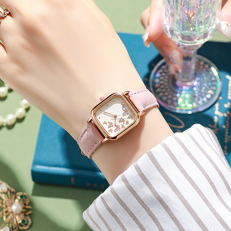 Nuevo 2024 pequeño estilo princesa de fantasía esfera de mariposa vivaz estilo europeo reloj de mujer de estudiante de alto valor al por mayor