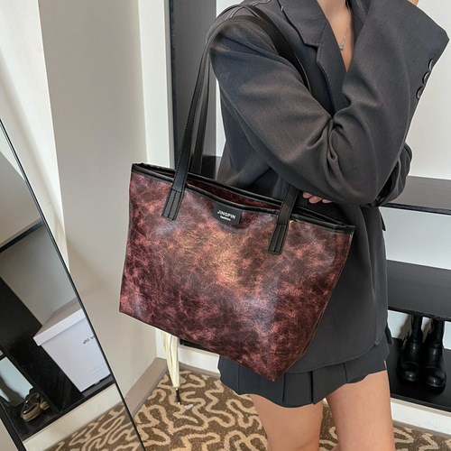 2025 Retro Tote Bag for Women, Spring Style, High-end, Large Capacity, Fashionable, Unique, Commute Crossbody Bag