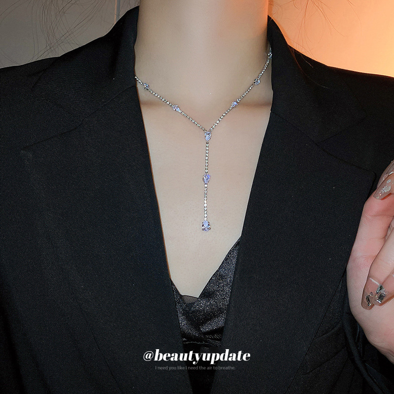 Collar de borla de gota de agua incrustada en forma de diamante en forma de Y accesorios de vestido de lujo ligero cadena de clavícula larga collar colgante de temperamento de nicho para mujeres