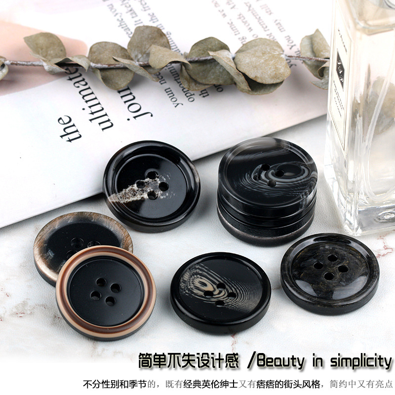 厂地货源黑色树脂四眼纽扣西装大衣羊羔毛外套时装扣棒花花纹纽扣