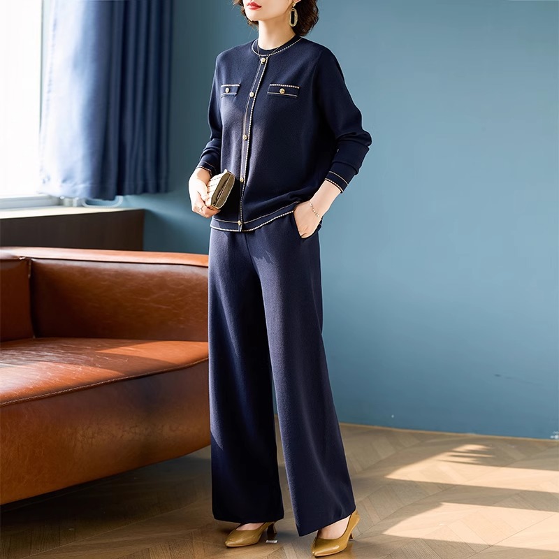 Fashionable autumn knitted sports suit for elderly