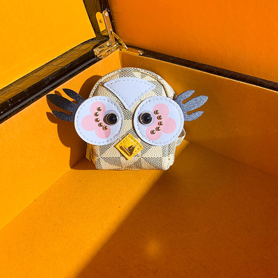 # 흰색 삼각형