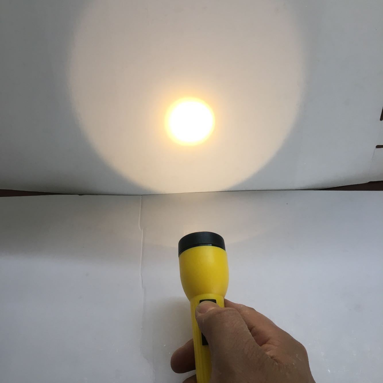 Old-fashioned flashlight with 2 AA batteries, durable for home use, emergency lighting during power outages, suitable for students and elderly, portable for outdoor use at night