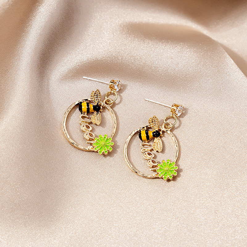 Boucles D&#39;oreilles En Alliage D&#39;animaux Longs Et Doux Avec Des Fleurs D&#39;abeille Créatives À La Mode display picture 3