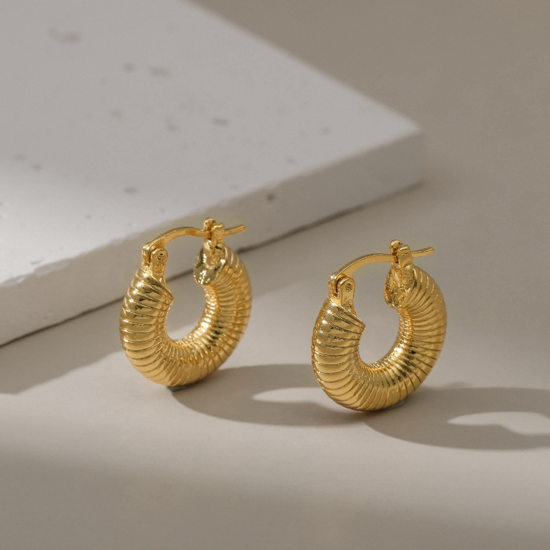 European And American  Hot Sale Thread Hollow Out Ear Clip Fashionable Copper Plating 18k Real Gold Thread Ring Type Short Earrings Female display picture 7
