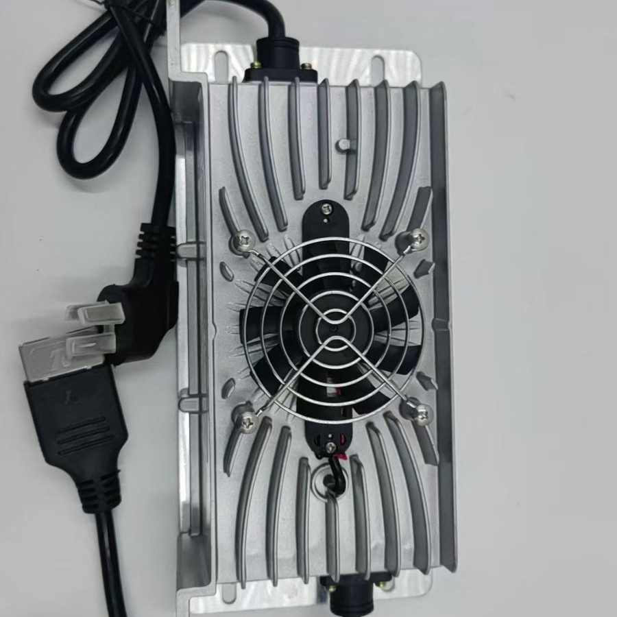 供应新能源车载防水充电机 低速锂电电动汽车全密封车载充电器