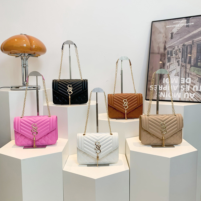 Bolsas de diseño de nicho de lujo ligero para mujeres 2024 bolsas de primavera de moda bolsas casuales de color sólido bolsas de hombro empujadas