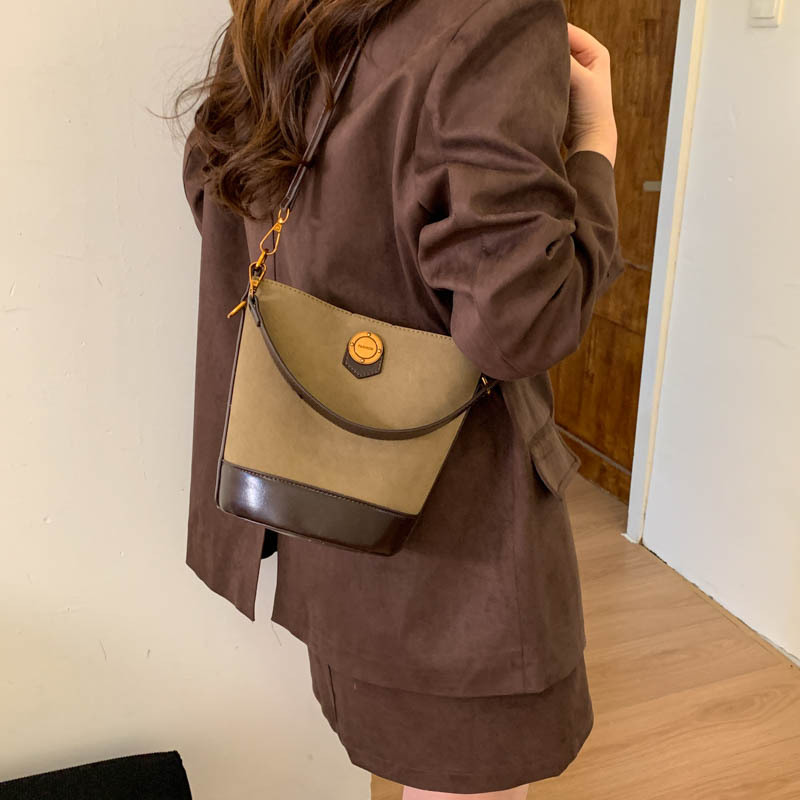 Otoño y invierno retro gaúster bolso portátil de balde de agua 2025 nuevo estilo de alta sensación bolso de hombro bolso de brazo bolso de mujer