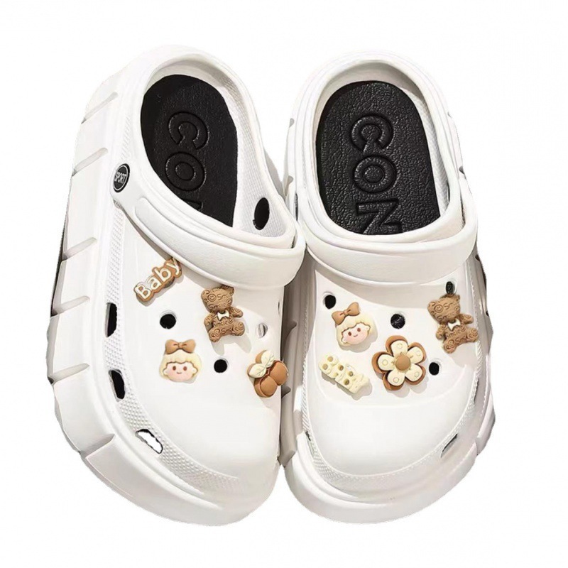 Zapatos de agujero de suela gruesa para mujer verano 2023 nueva celebridad en línea Princesa punta cerrada slip-on sandalias lindas ropa exterior para mujer