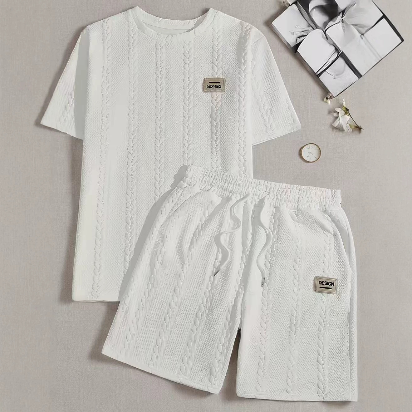 Herenset bestaande uit een coole jacquard T-shirt met korte mouwen en een short, lichtgewicht zomerkleding voor casual en actieve bezigheden._voghion.com