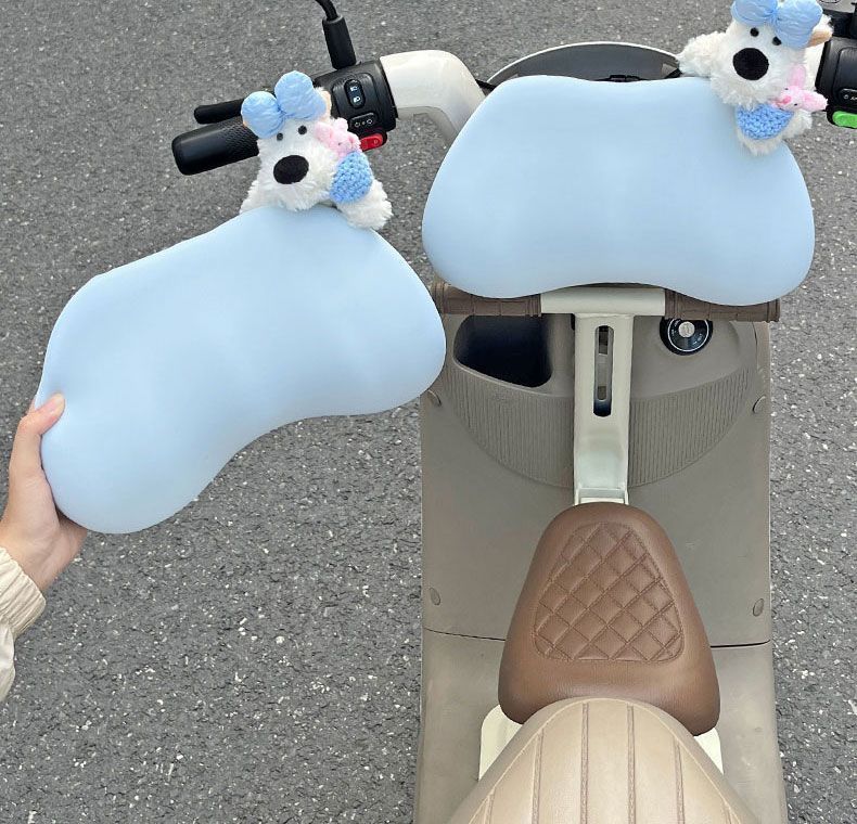 Electric scooter head protection pad, a creative and practical solution to prevent bumps and collisions for children during rides; includes a soft headrest and a rear waist support cushion