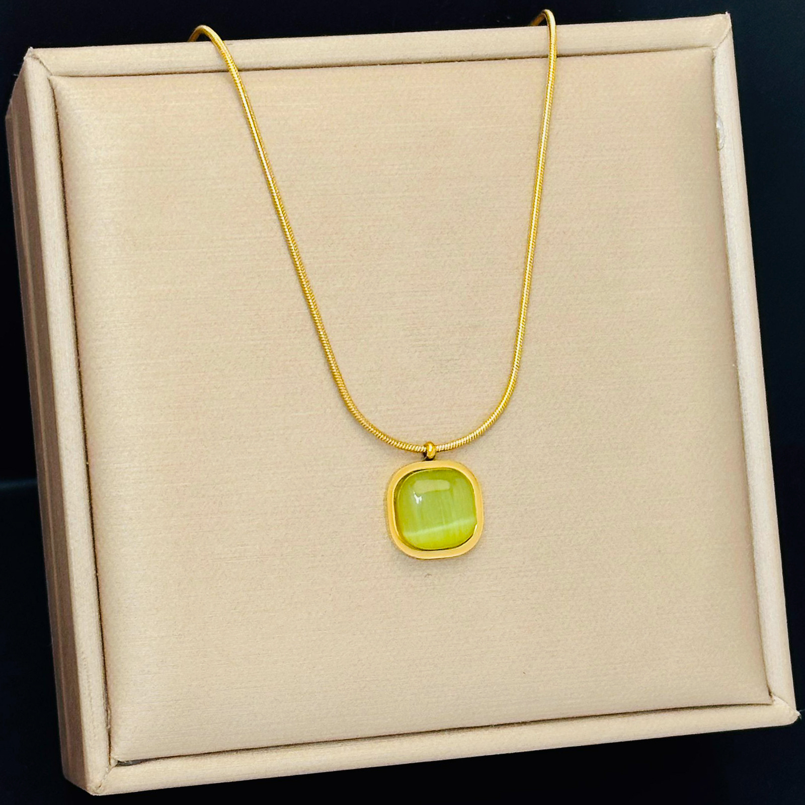 Collar de azúcar de color de acero de titanio, marca cuadrada irregular, collar de lujo ligero para mujer, colgante cuadrado rojo y verde retro que no se desvanece, cadena de clavícula