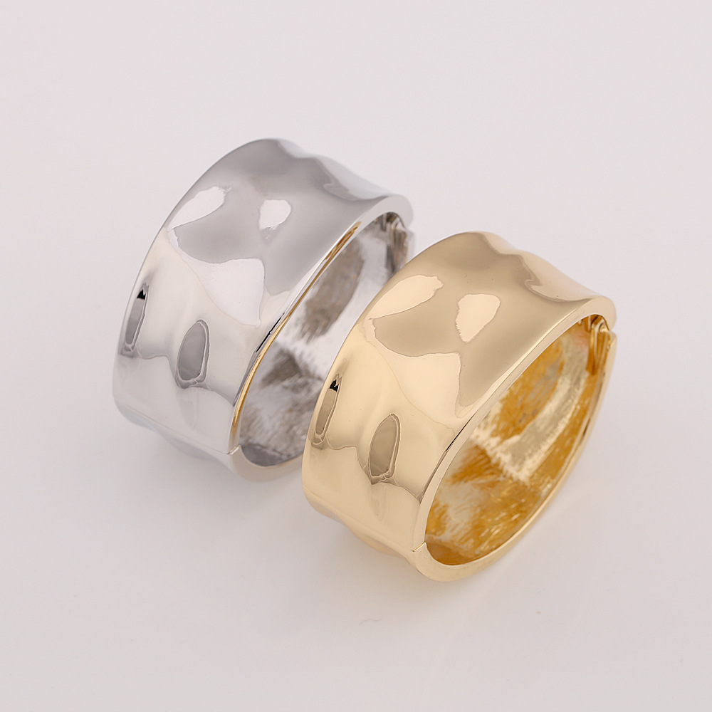Cross-border manufacturers supplying wholesale personalized concave and convex metal-textured alloy open cuff bracelets in cold style directly to Europe and America.