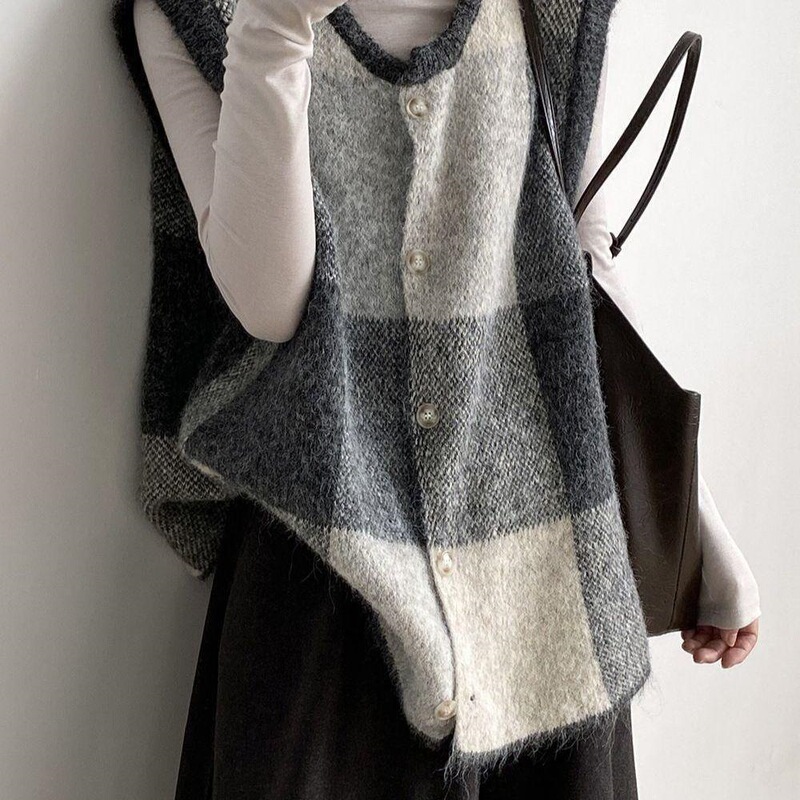 Retro Color-Blocked Plaid Sweater Vest Jacket for Women, Plus Size, Spring Layering, Loose Fit, Can Be Worn Outside, Versatile Top Retro Color-Blocked Plaid Sweater Vest Jacket for Women, Plus Size, Spring Layering, Loose Fit, Can Be Worn Outside, Versatile Top