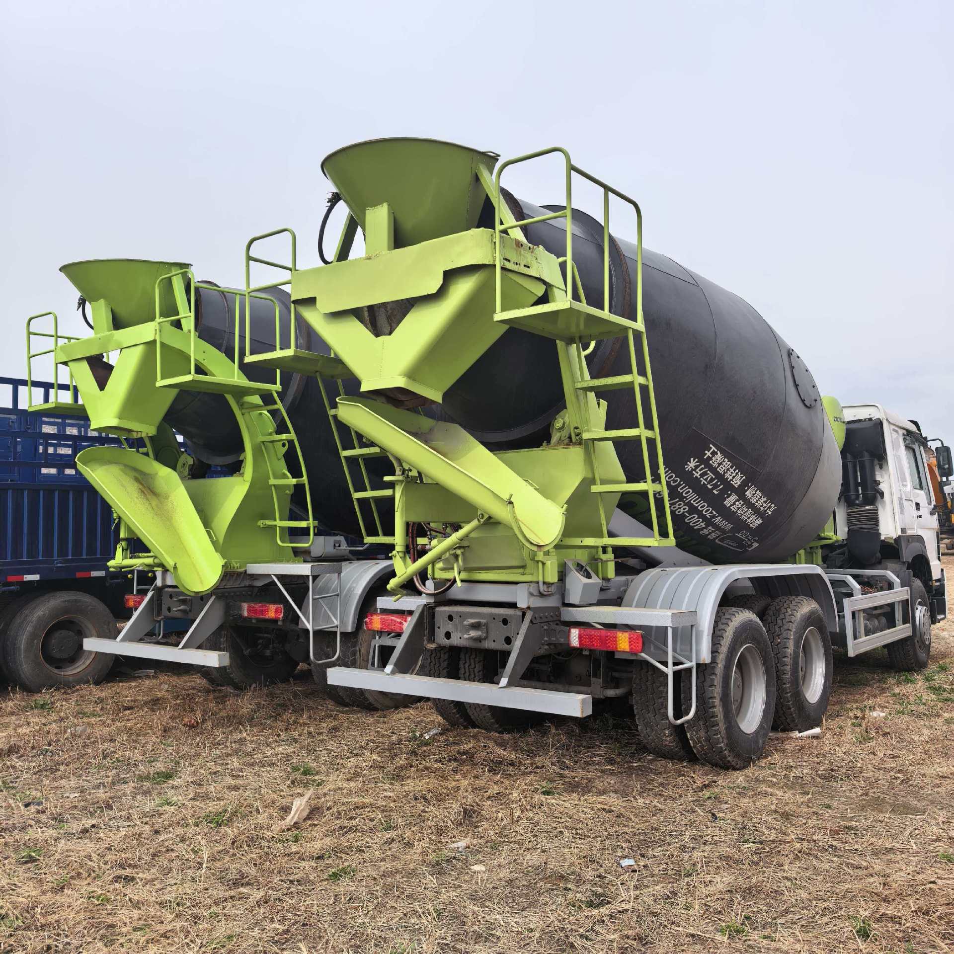 Exported Sinotruk Howo 12-Cubic Meter Mixing Tank, 90% New, Zoomlion Heavy Industry Tank Body, 12-Cubic Meter Sinotruk Howo Mixing Tank