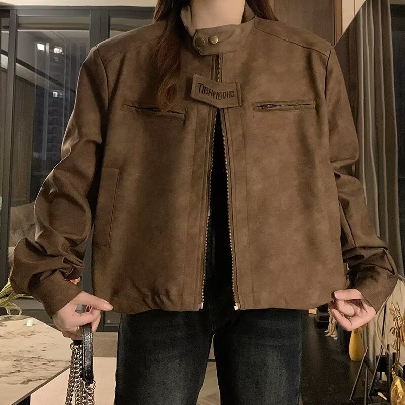 アメリカの高街のレトロな茶色の機関車のスエードの服のジャケットの女性の秋の短いタイプの美ラードの立襟は古いコートのファッションをします。