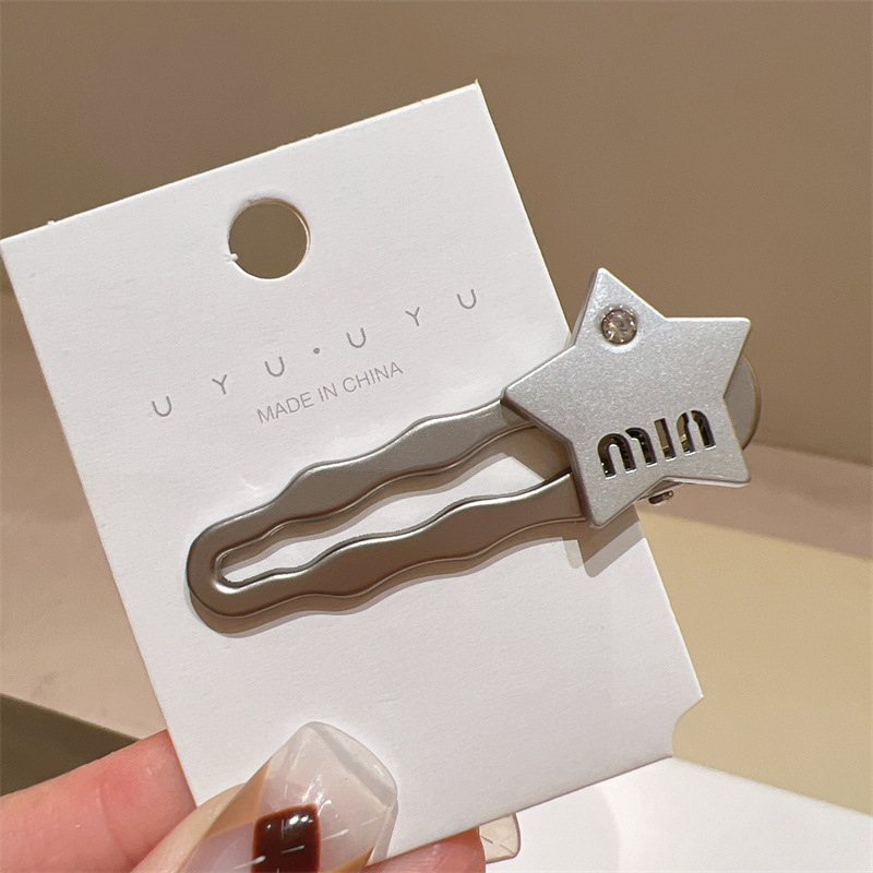 De metal de una sola palabra pico horquilla accesorios para el cabello femenino de alto grado estilo Chanel miumiu carta horquilla ins estilo clip lateral