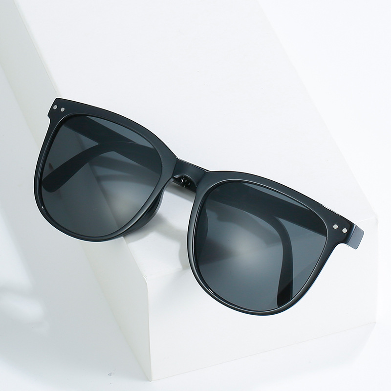 Foldable fashionable sunglasses