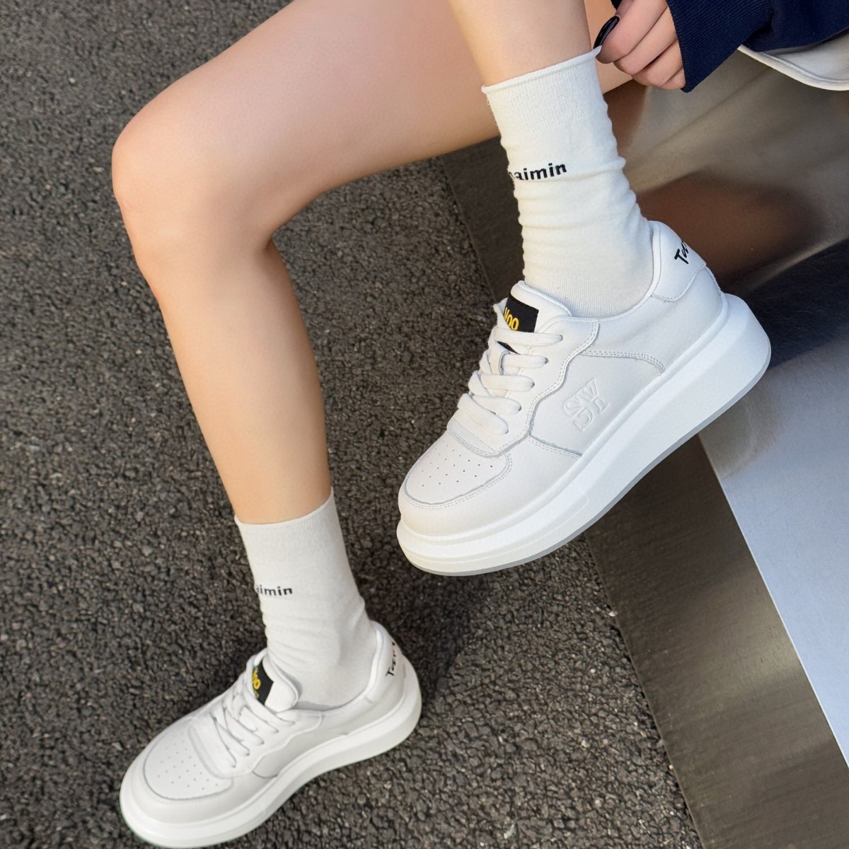 Giày sneaker nữ đế dày chunky trắng thoáng khí mùa hè 2024 — Màu trắng