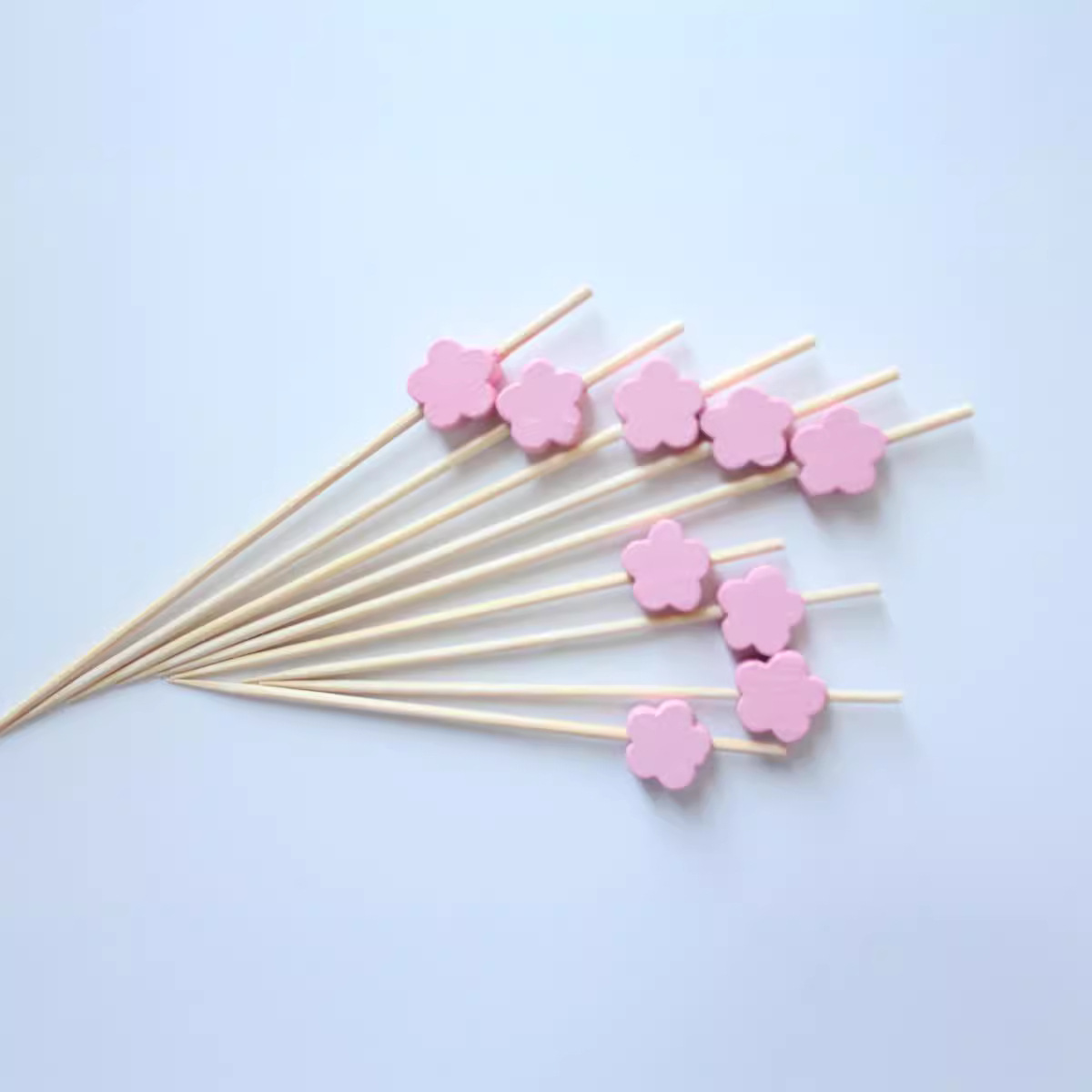 Directo de fábrica al por mayor colorido ciruela flor desechable palo de fruta palo de bambú tenedor de fruta creativo sándwich palo de fruta enchufe