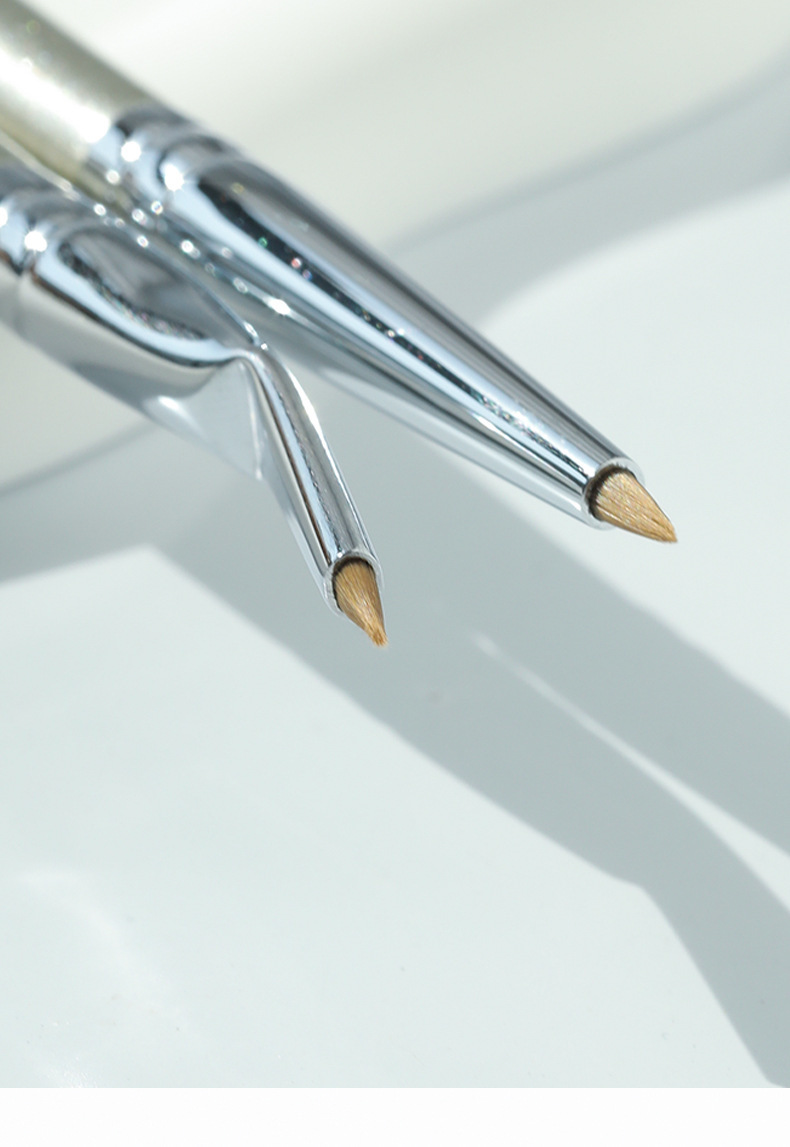 This is the same style of Guo Xiaoniu's corner-folded eyeliner brush, which is used for fine painting of the eye details from the lower eyelid to the tear trough. It is specially designed for makeup undefined