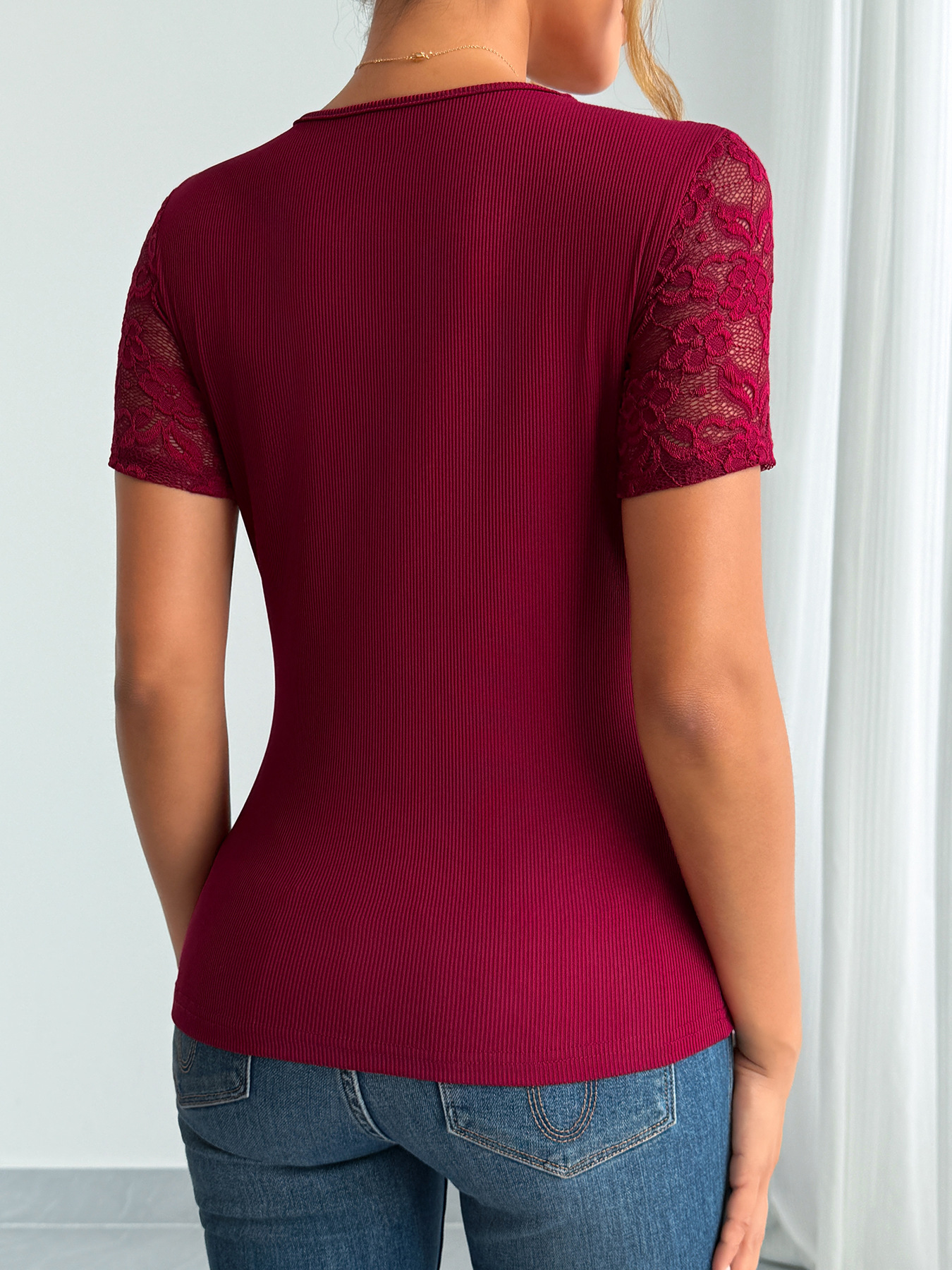 Elegante t-shirt da donna a maniche corte con dettagli in pizzo_voghion.com