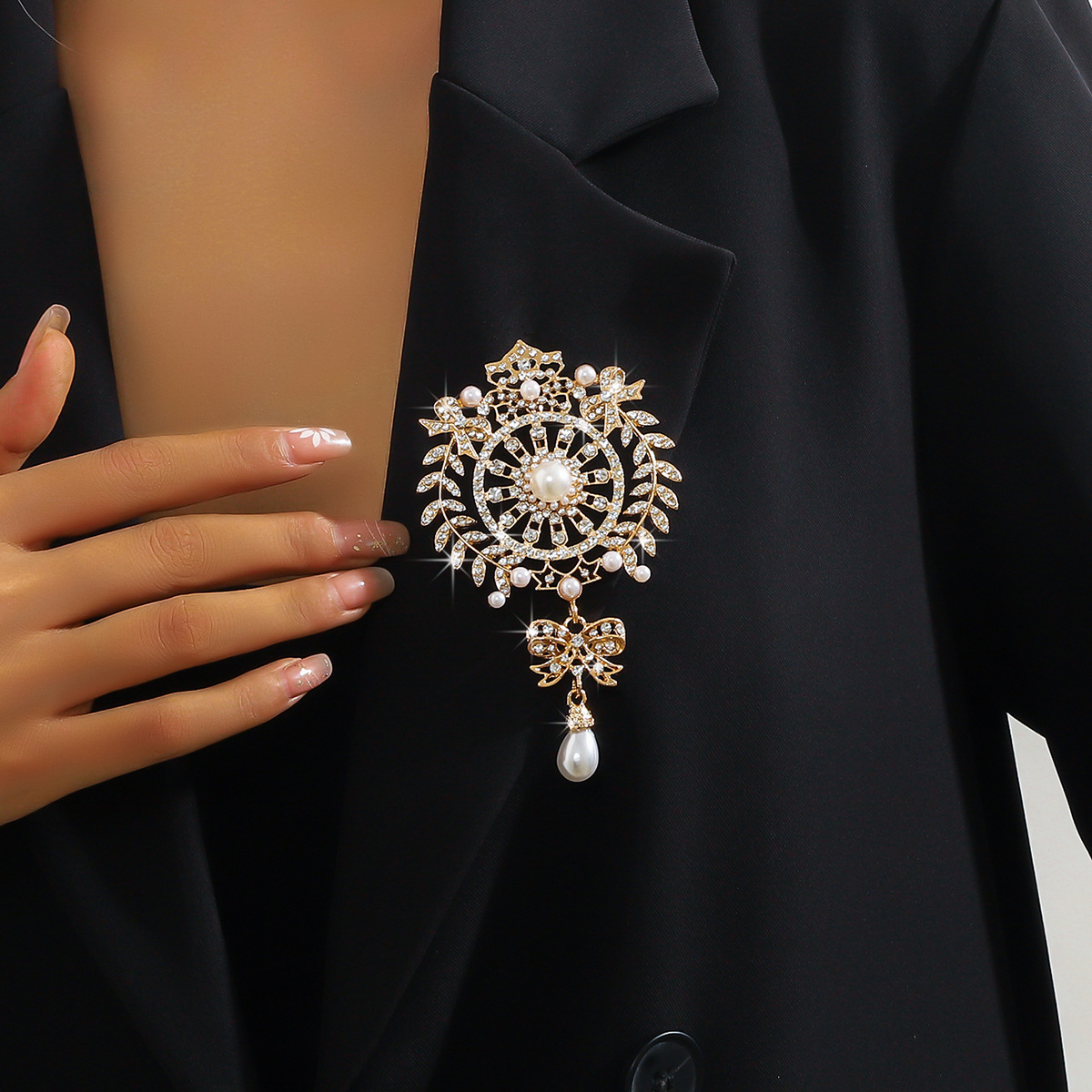 Europa y los Estados Unidos nuevos diamantes flores perlas flange broches accesorios de ropa joyas de aleación mariposa moda flores al por mayor