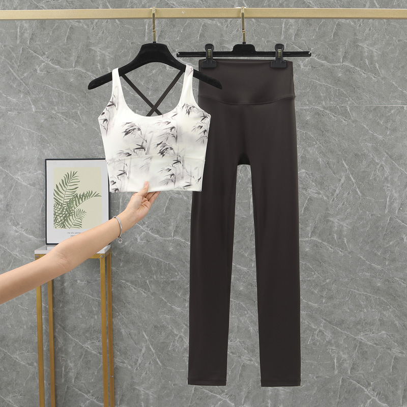 Yoga Vest for Women, One-Piece Chest Pad, Long Style, Covering the Flesh and Slimming Look, Pilates Vest Top with Fixed Cup