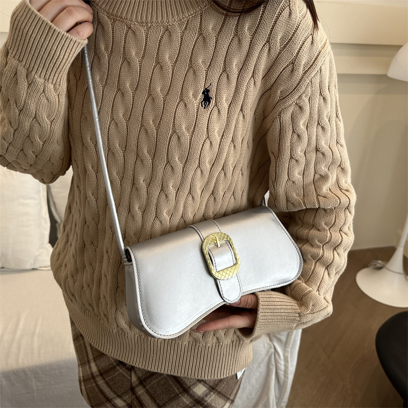 Coreana versátil 2024 invierno nicho de diseño de trabajo retro viaje de alto valor de cara bolsas de hombro bajo la braza de una pequeña bolsa cuadrada de moda