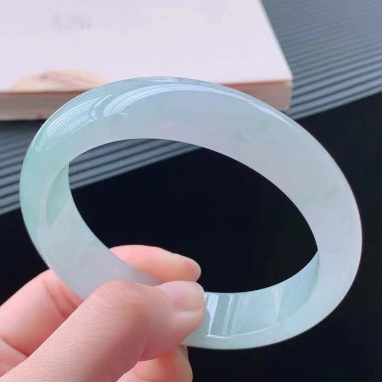Vòng tay ngọc bích Miến Điện A hàng thiên nhiên, nước băng trong, màu xanh nhạt phong thủy chi tiết 7