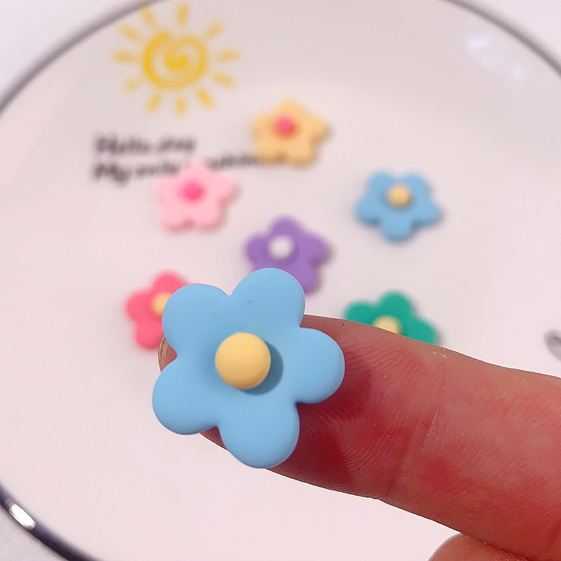 Accesorios de resina de flores de cinco pétalos esmerilados transfronterizos DiDi adorno de cabello agujero de botón de zapatos agujero de taza de agua material de broche de pelo