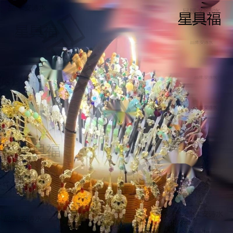 かんざしが光って屋台を並べています。|undefined
