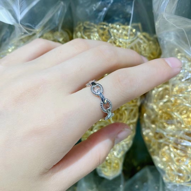 Fashionable small design trend ring with pigtail