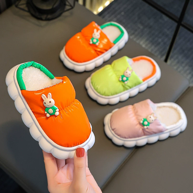 Детские хлопчатобумажные тапочки для девочек зимой 2024 новый стиль для девочек для мальчиков детские водонепроницаемые тапочки зимняя домашняя обувь