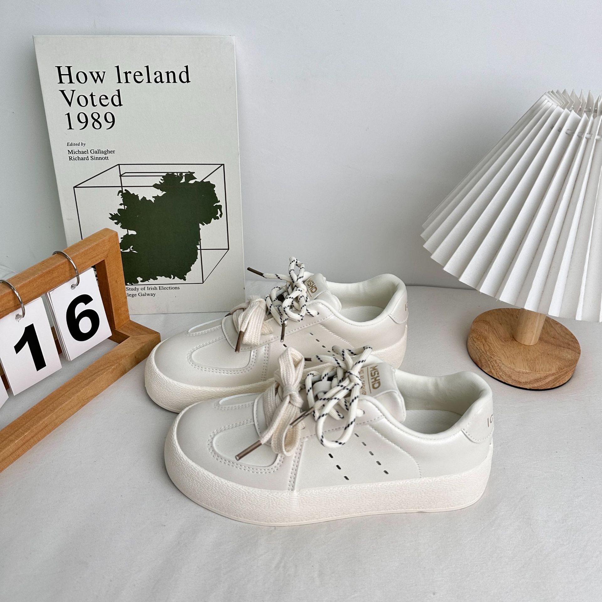 6620 plantillas de látex/zapatos blancos de suela gruesa zapatos de mujer transpirables 2025 nuevas zapatillas de deporte zapatos casuales de cuero sentido del diseño image 3