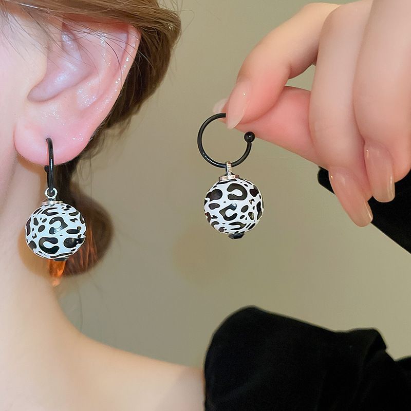 Pendientes de círculo geométrico con estampado de leopardo con aguja de plata Pendientes de personalidad de moda de todo fósforo retro europeo y americano Pendientes de todo fósforo de nicho al por mayor