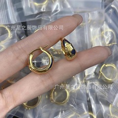 女性用のラベル付き凱旋門半円イヤリングの実物写真、シンプルでファッショナブルな女性用の光沢のあるイヤリング、工場卸売