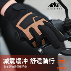 冬の自転車に乗る手袋の男性のオートバイのオフロードは厚いです。