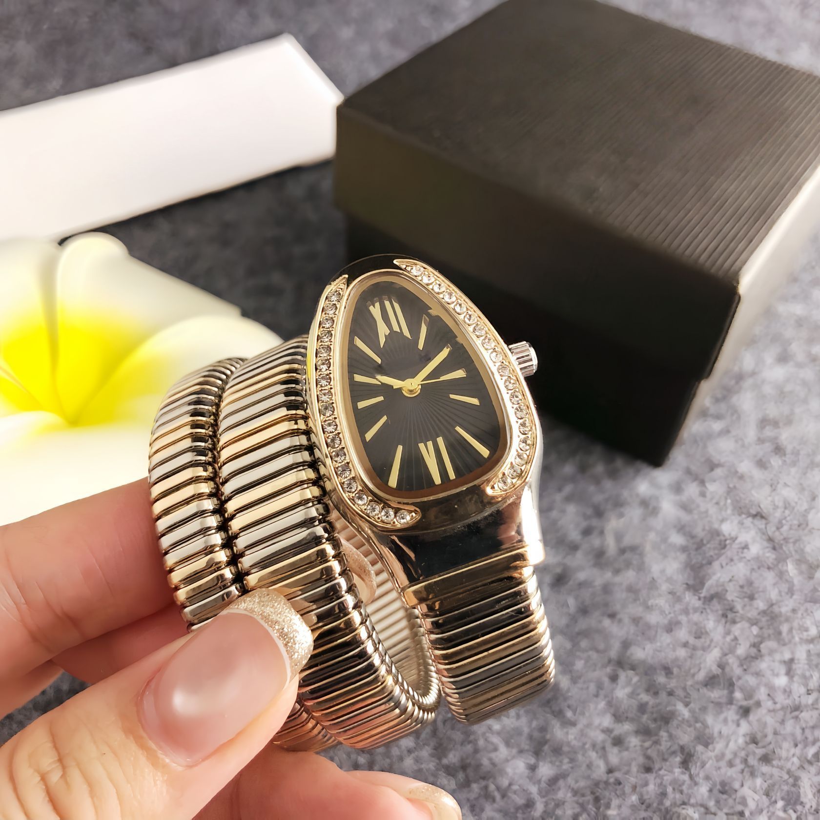 Elegant Snake Shape Ladies Wristwatch Black Dial Diamond Roman Hour Markers Design Women Watch Light Luxury Retro Accessories