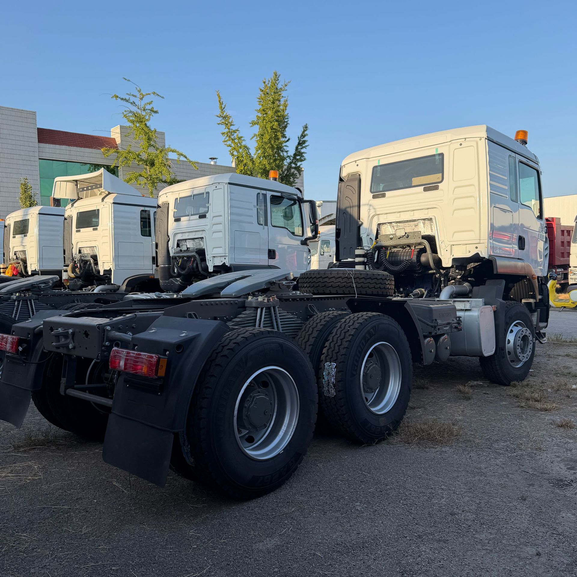Exporting heavy-duty HOWO TX6X4 tractor head, HOWO tractor, semi-trailer, 440 horsepower towing unit