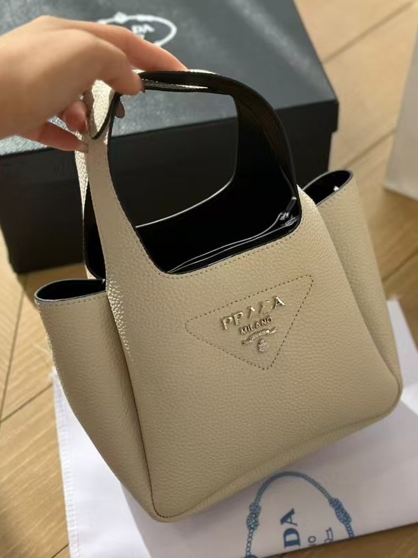 2024P Home Vegetable Basket Nuevo estilo Mini bufanda de seda Bolso de cubo Bolso de piel de vaca real Bolso de mujer de pie de capacidad al por mayor