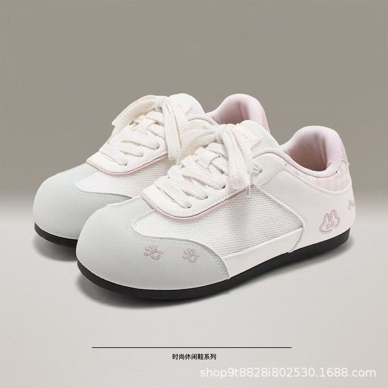 Zapatos de entrenamiento de la niña 2026 primavera nuevo estilo coreano cabeza redonda plano zapatos transpirables de tela de tela de dibujos animados zapatos blancos de estudiantes