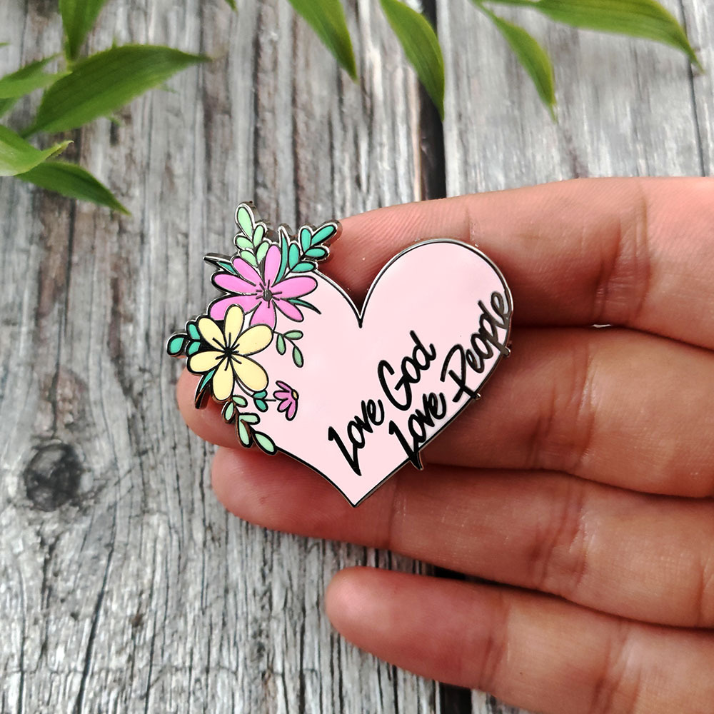 Love Everything Brooch Flower Heart-Shaped Pink Badge Faith Blessing Metal Pin Fashion Collar Jewelry Backpack Accessories