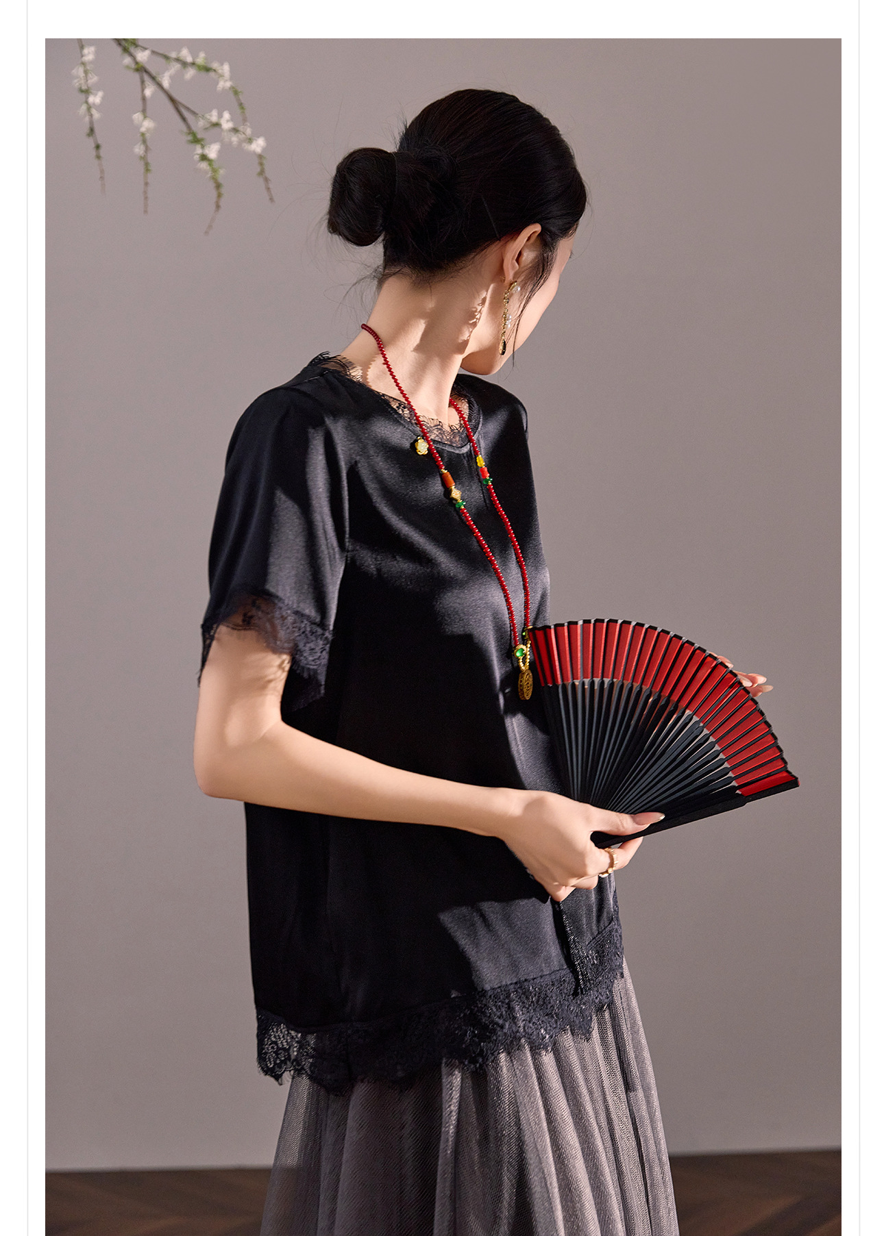 Áo sơ mi nữ tay ngắn cổ tròn chất liệu tơ tằm dâu tằm, thiết kế ren chinoiserie phong cách quốc dân — Màu đen cao cấp, Màu trắng nhạt chi tiết 7